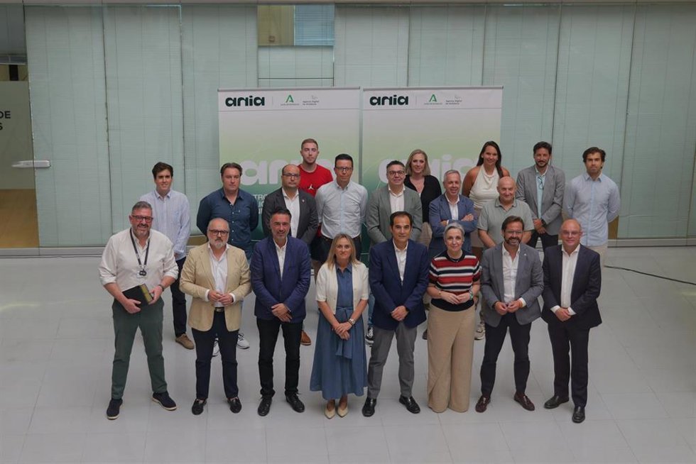 El consejero de Inteligencia Artificial, Desarrollo Digital y Administración Pública, José Antonio Nieto, visita el Centro de Inteligencia Artificial de Andalucía (ANIA) en Granada.