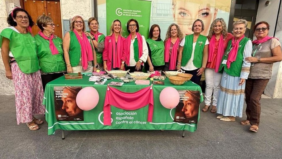 La alcaldesa de Alcalá de Guadaíra (Sevilla), Ana Isabel Jiménez, y la delegada de Salud y Servicios Sociales, Lidia Ballesteros, posan con las integrantes de la Asociación Española Contra el Cáncer del municipio.