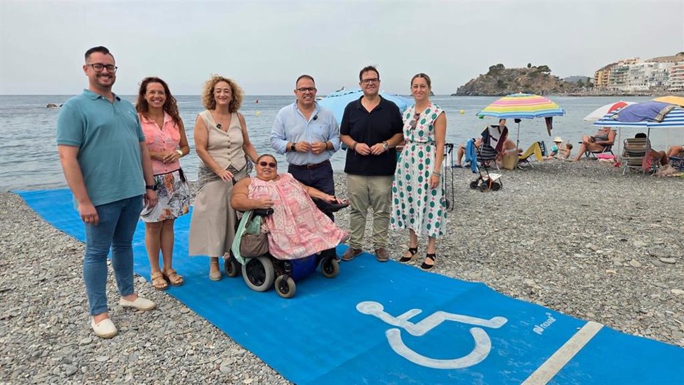 La parlamentaria andaluza del PP Rosa Fuentes en la playa de Almuñécar (Granada).