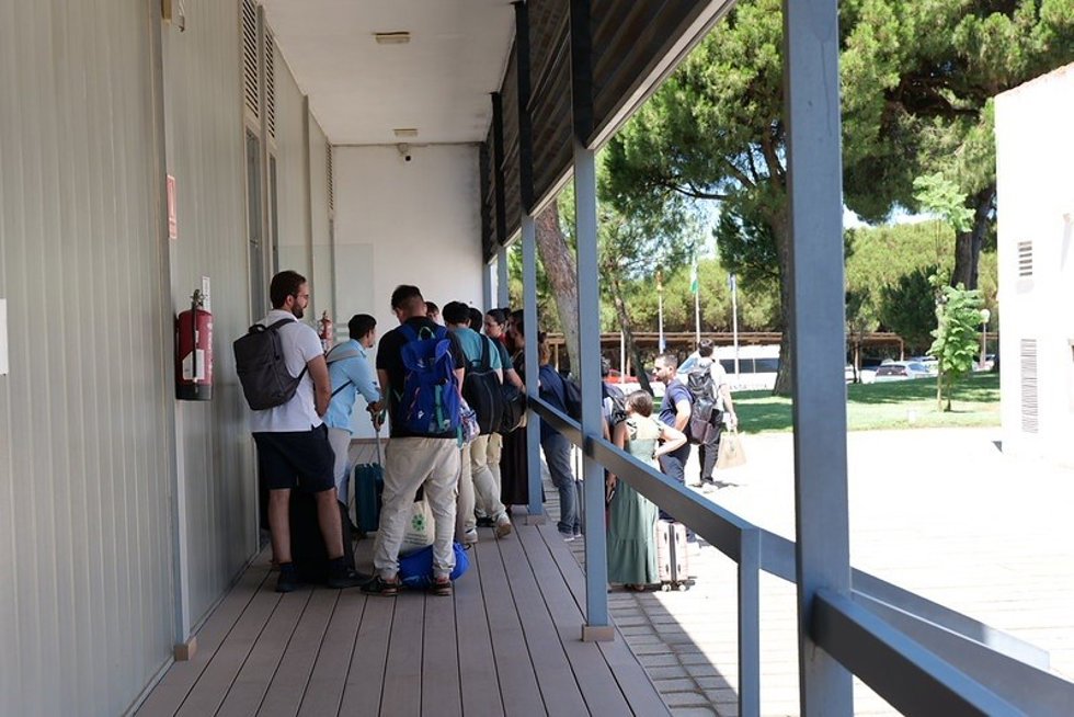 Estudiantes en las inmediaciones de la sede de La Rábida