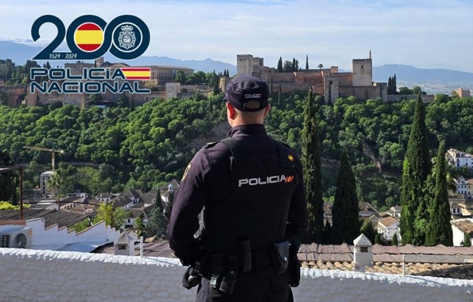 Agente de la Policía Nacional en el mirador de San Nicolás.