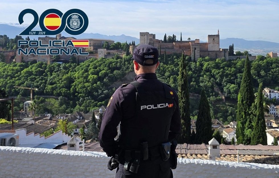 Agente de la Policía Nacional en el mirador de San Nicolás.