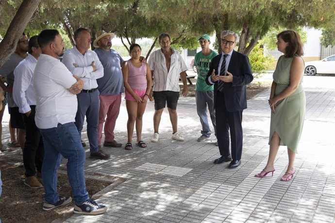 El presidente de la Diputación de Córdoba, Salvador Fuentes, informa sobre las obras de mejora en la aldea El Calonge.