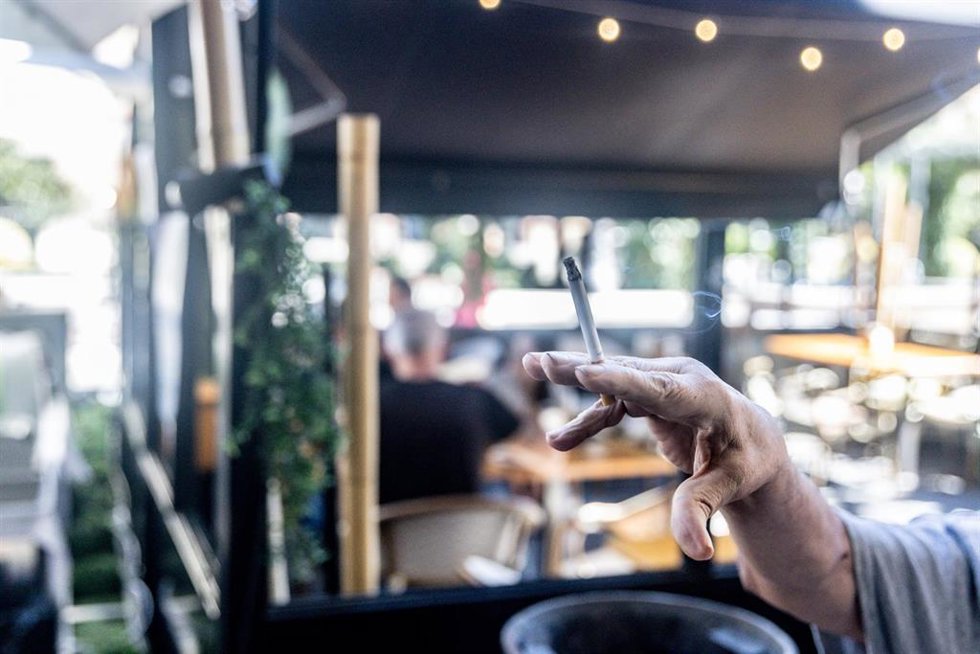 Archivo - Una persona fuma en una terraza 