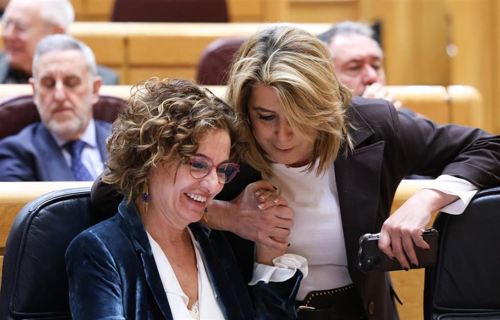 Archivo - La exvicepresidenta primera y exministra de Hacienda, María Jesús Montero, y la senadora del PSOE, Susana Díaz, durante una sesión plenaria extraordinaria, en el Senado,a 15 de enero de 2026, en Madrid (España). (Foto de archivo).