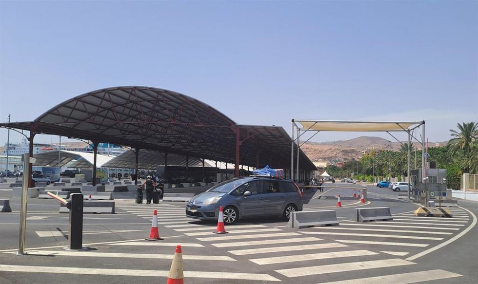 Vehículo en las instalaciones del Puerto de Almería durante la Operación Paso del Estrecho (OPE) 2026.