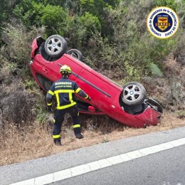 Vehículo volcado en la A-373 en Ubrique tras salirse de la vía.
