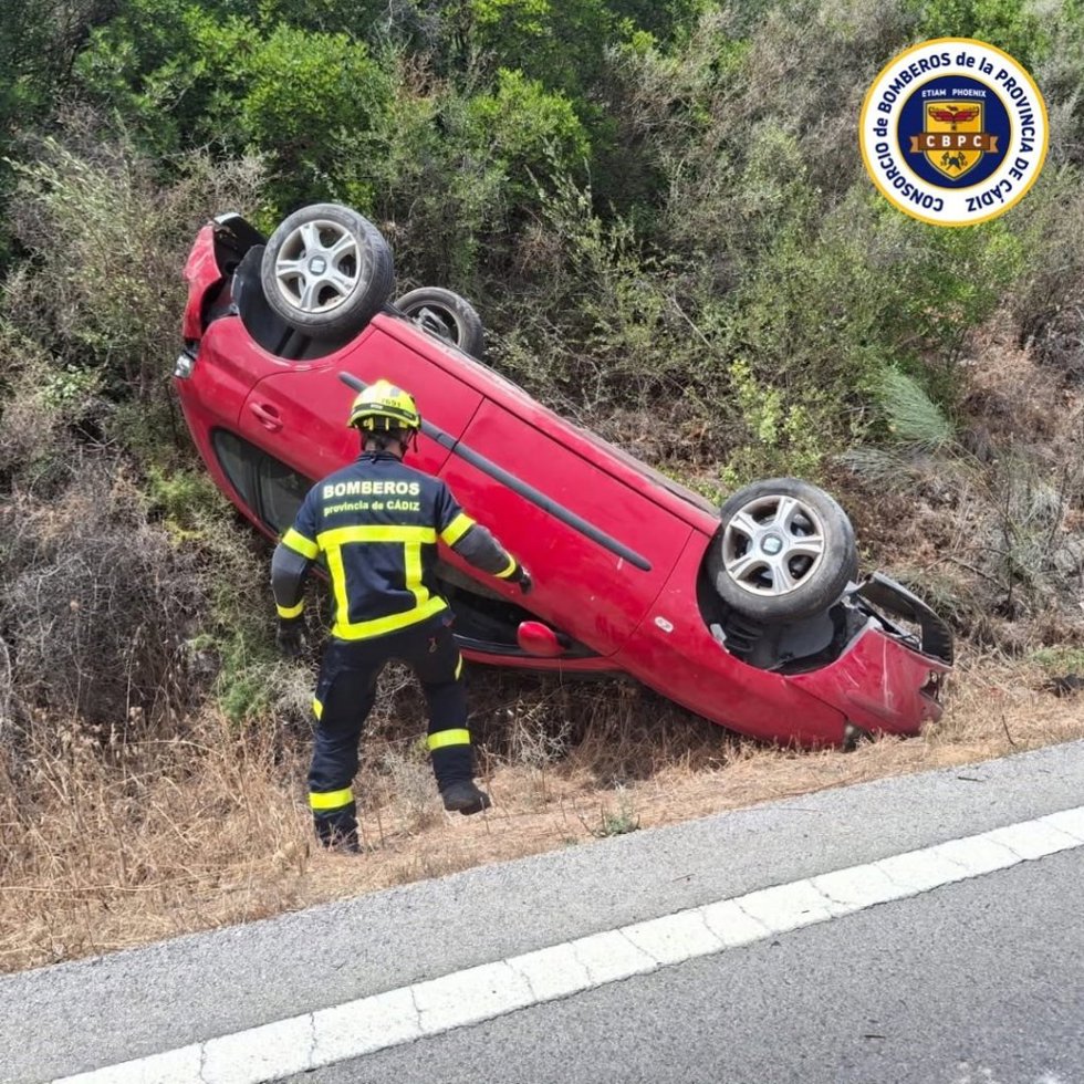 Vehículo volcado en la A-373 en Ubrique tras salirse de la vía.