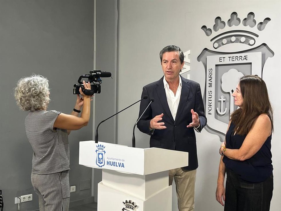 El portavoz de Vox en el Ayuntamiento de Huelva, Wenceslao Font, y la viceprotavoz, María López.