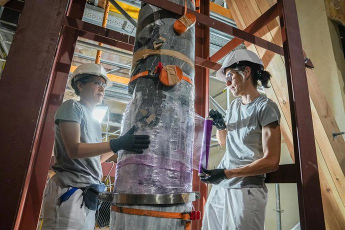 Imagen de los trabajos de restauración a los que está siendo sometida la Mezquita-Catedral de Córdoba, tras  el incendio sufrido del pasado 8 de agosto.