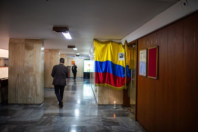 Archivo - June 11, 2025, Bogota, Cundinamarca, Colombia: A colombian flag is placed with a photo of senator Miguel Uribe Turbay outside the third comission of the senate as a mass is held for senator Miguel Uribe Turbay on June 11, 2025.