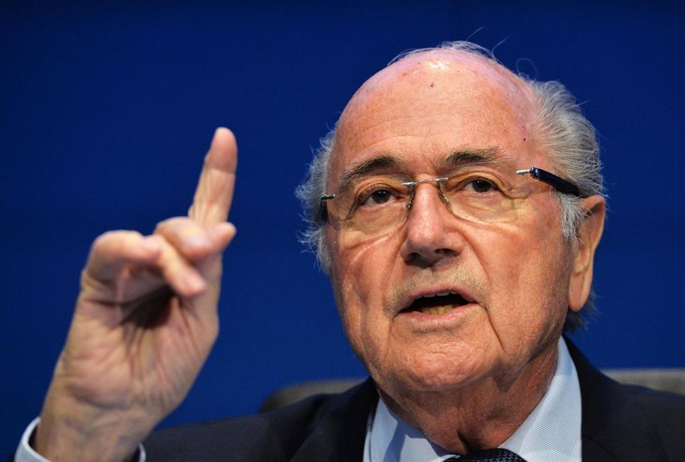 Archivo - El expresidente de la FIFA Joseph Blatterr en una comparecencia ante los medios después de su reelección.