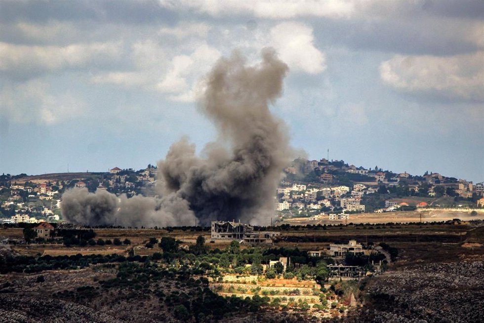 Archivo -  El humo se eleva tras los ataques aéreos israelíes sobre la localidad de Kfar Tebniet, en el sur del Líbano, el pasado mes de junio.