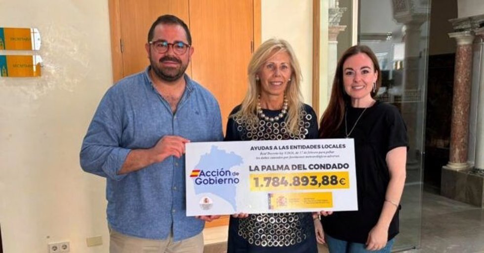 El portavoz del PSOE en el Ayuntamiento de La Palma del Condado (Huelva), Rogelio Pinto, junto a la subdelegada del Gobierno en Huelva, María José Rico (centro).