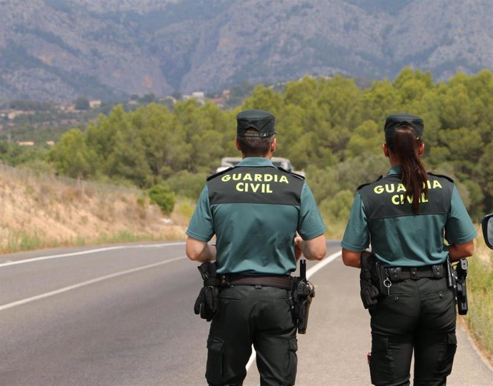 Archivo - Agentes de la Guardia Civil en un control en la carretera.