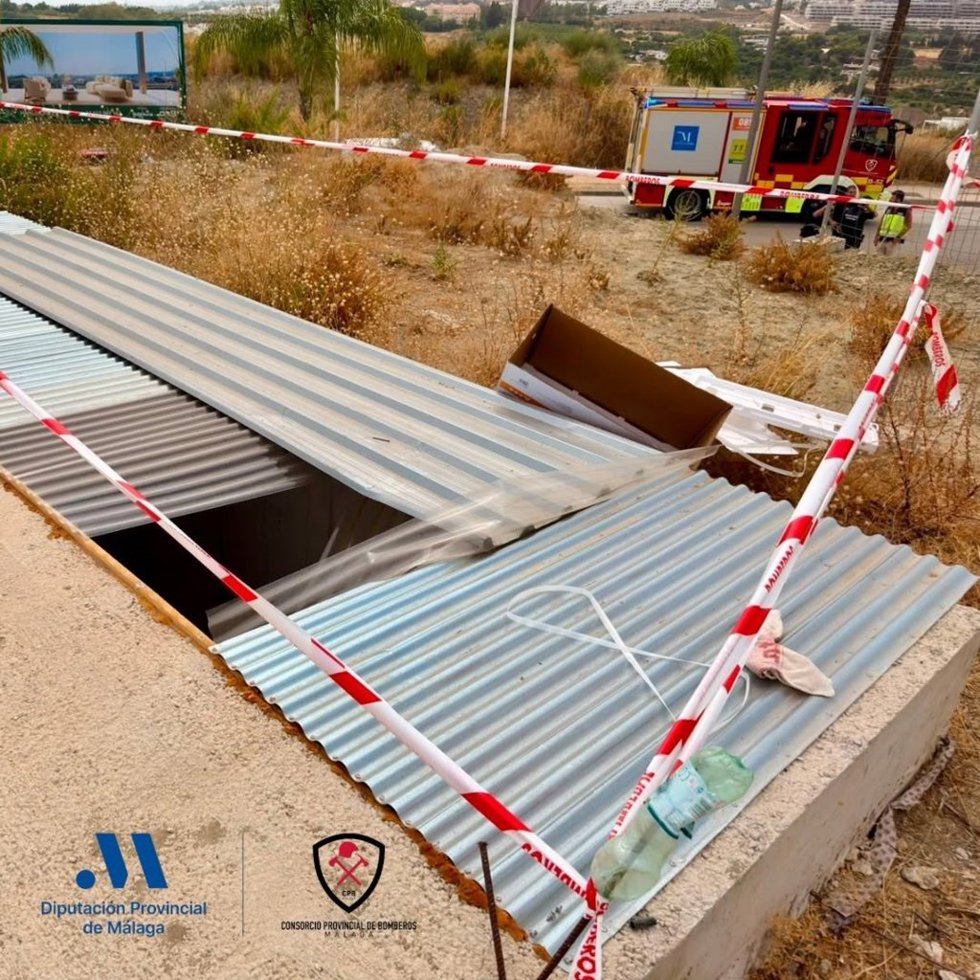 Lugar en el que ha resultado herido un trabajador tras caer desde un desnivel de unos cuatro metros en una obra en Estepona