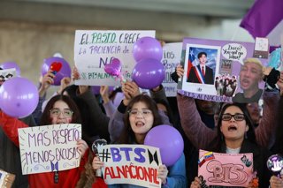 Concepcion, 5 de julio 2026. Army BTS Chile realiza una manifestacion en Concepcion por posible suspension del recital en el Estadio Nacional. Carlos Acuna/Aton Chile