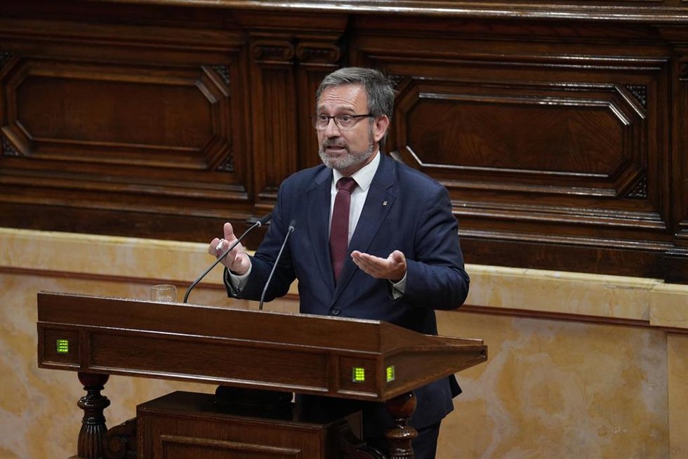 El conseller de Política Lingüística del Govern de Catalunya, Francesc Vila, interviene durante la sesión plenaria ordinaria celebrada en el Palau del Parlament, a 21 de julio de 2026, en Barcelona, Catalunya (España).