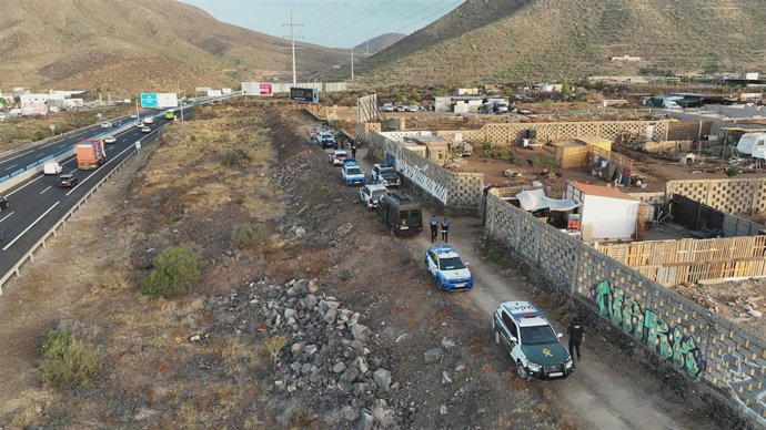 Operativo del Ayuntamiento de Arona en el asentamiento ilegal de Los Vivitos