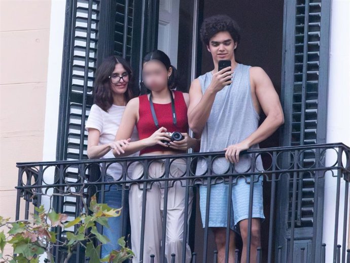 Paz Vega celebra eufórica el triunfo de 'La Roja' junto a dos de sus hijos desde su nueva casa