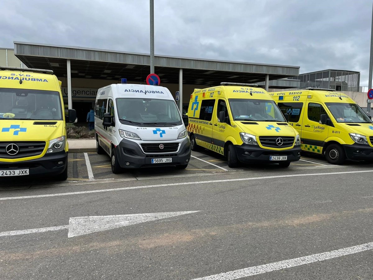 Trasladan al hospital a dos personas tras un accidente por salida de vía y posterior vuelco de un coche en Villamediana