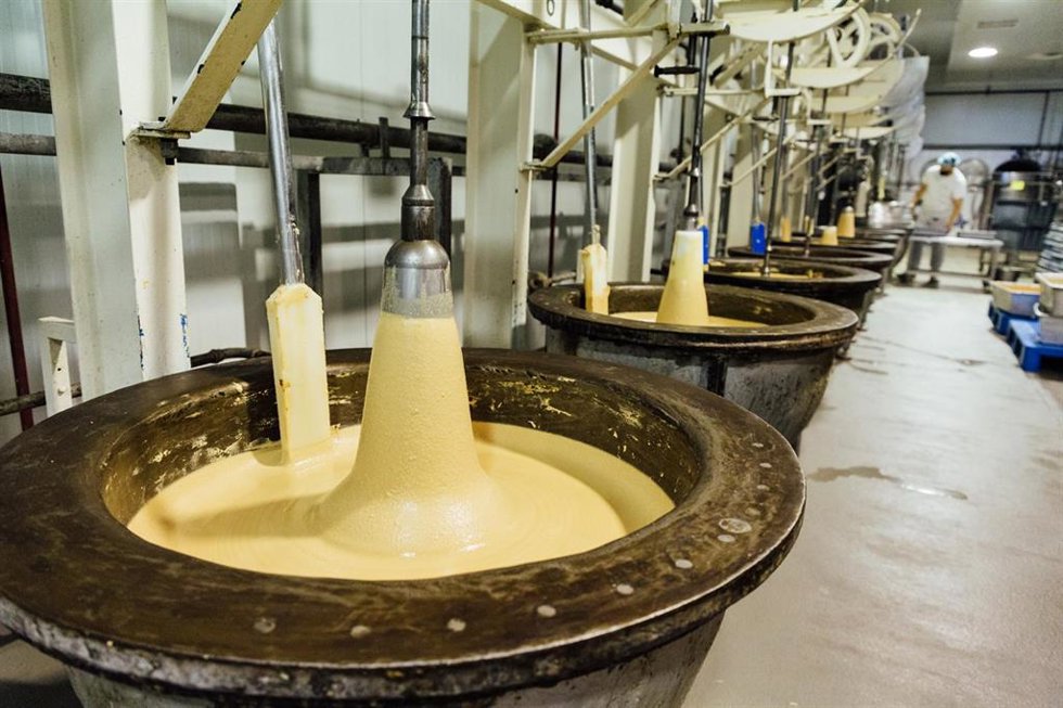 Archivo - Una máquina elabora la masa del turrón durante una visita guiada por las instalaciones de la fábrica de turrones 
