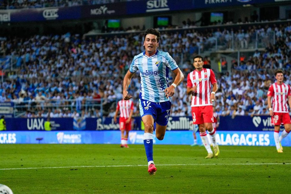 Archivo - El centrocampista Carlos Dotor en el partido entre el Málaga-Almería en la ida del 'playoff' a LaLiga EA Sports.