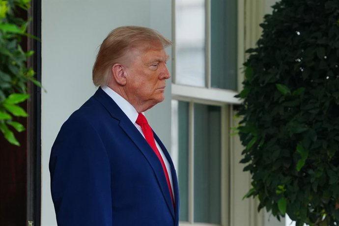 21 de julho de 2026, Washington, Distrito de Columbia, EUA: O presidente dos Estados Unidos, Donald J. Trump, cumprimenta o presidente Joseph Aoun, da República do Líbano, no pórtico da Ala Oeste da Casa Branca, em Washington, DC, EUA, na terça-feira, 21 