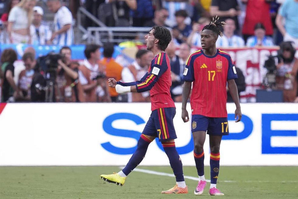 Ferran Torres y Nico Williams tras el gol de España en la final del Mundial 2026.