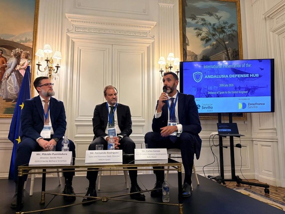 El director de Santa Bárbara Sistemas, Pácido Puentedura, el director de ventas y desarrollo de negocio de MBDA, Fernando Rodríguez y el presidente de desarrollo comercial de Rolls-Royce, Carlos Cerezo, durante el Farnborough International Airshow 2026