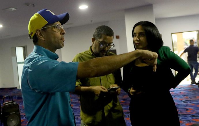 Archivo - Arquivo - 2 de junho de 2023: 2 de junho de 2023. Henrique Capriles (à esquerda), ex-candidato à presidência e líder político da oposição venezuelana, conversa com um grupo de jornalistas do estado de Carabobo. Capriles afirmou que, se eles não 