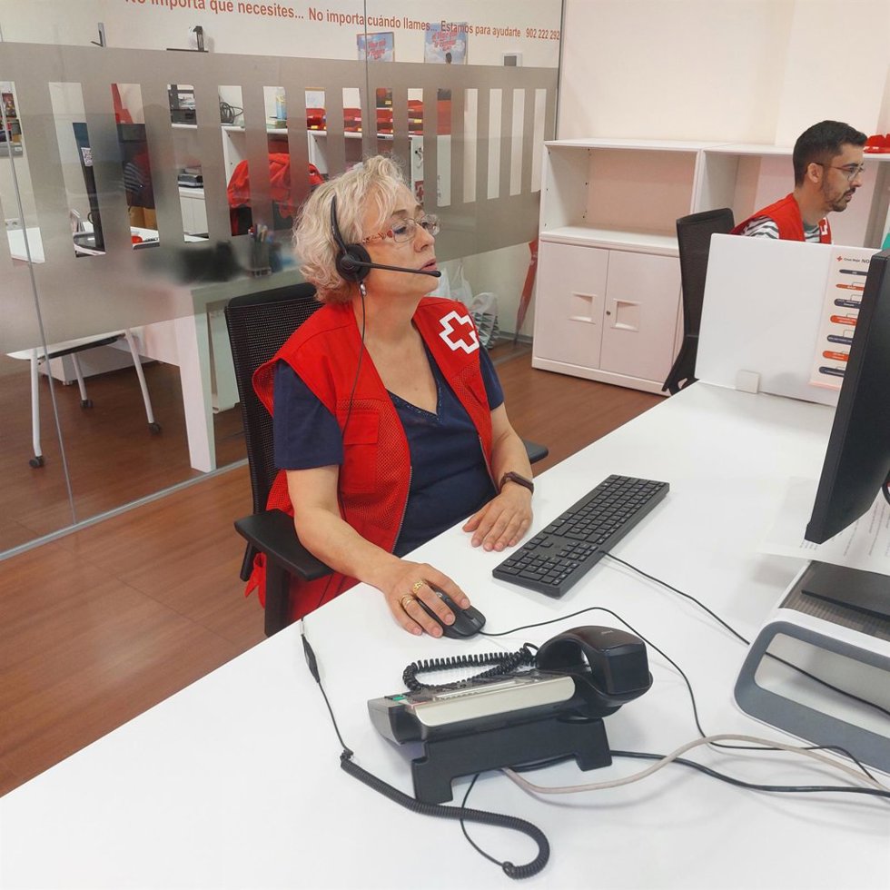 Una voluntaria de Cruz Roja durante una llamada.