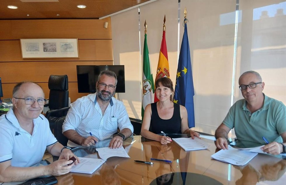 La delegada de Fomento, Articulación del Territorio y Vivienda de la Junta en Almería, Dolores Martínez, durante la firma del acta de cesión de los terrenos del parque-mirador.