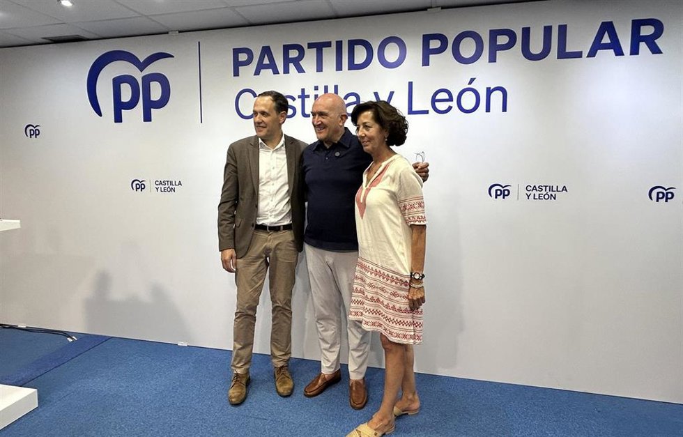 El alcalde de Valladolid y candidato a la reelección, Jesús Julio Carnero, junto al presidente provincial del PP, Conrado Íscar, y la secretaria general, Mercedes Cantalapiedra.