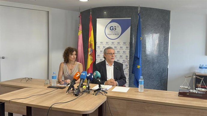 El decano del Colegio de Graduados Sociales, Alfonso Hernández Quereda, y la vicedecana primera, María José Pelegrín