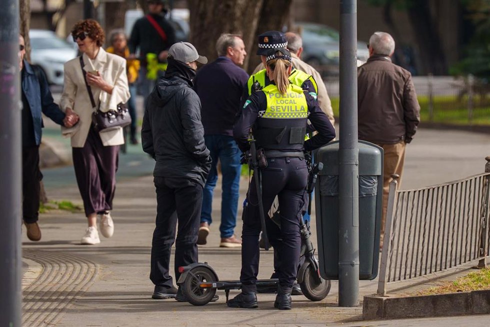 Archivo - Agentes de la Policía Local de Sevilla informa a un usuarios de patinete eléctrico de la entrada en vigor de la normativa que regula su uso. 