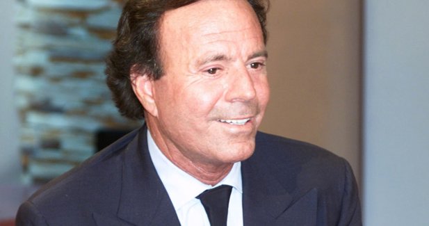 Julio Iglesias reclama 50.000 euros a Yolanda Díaz por presunta intromisión al honor