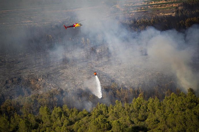 Helicóptero bombardero trabaja en las tareas de extinción del incendio en Pla de Manlleu, a 8 de julio de 2026, en Pla de Manlleu, Aiguamurcia, Tarragona, Catalunya (España). 