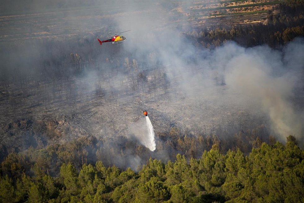 Helicóptero bombardero trabaja en las tareas de extinción del incendio en Pla de Manlleu, a 8 de julio de 2026, en Pla de Manlleu, Aiguamurcia, Tarragona, Catalunya (España). 