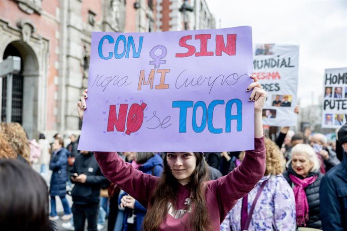 Archivo - Manifestante porta pancarta con lema 'Con o sin ropa, mi cuerpo no se toca' durante la manifestación organizada por el Movimiento Feminista de Madrid por el 8M, a 8 de marzo de 2026, en Madrid (España)