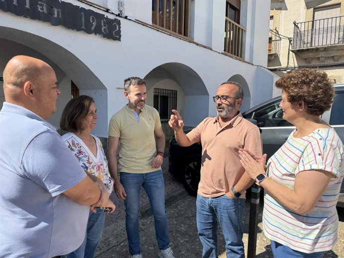El presidente de la Diputación de Cáceres visita Casas de Millán
