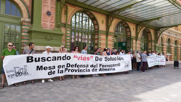 Concentración convocada por la Mesa en Defensa del Ferrocarril de la Provincia de Almería a las puertas de la estación de tren de la capital.