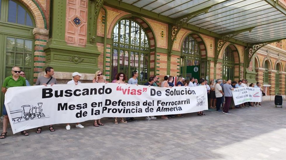 Concentración convocada por la Mesa en Defensa del Ferrocarril de la Provincia de Almería a las puertas de la estación de tren de la capital.