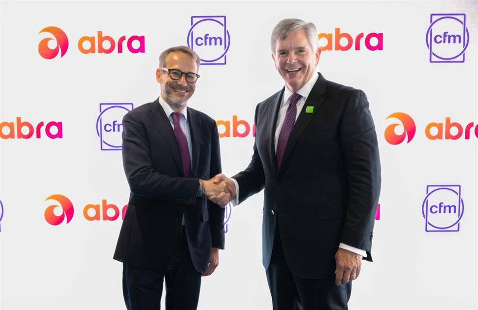 Foto del acuerdo suscrito entre Abra Group y CFM International.