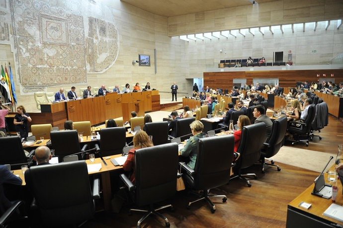 Pleno en la Asamblea de Extremadura en una imagen de archivo