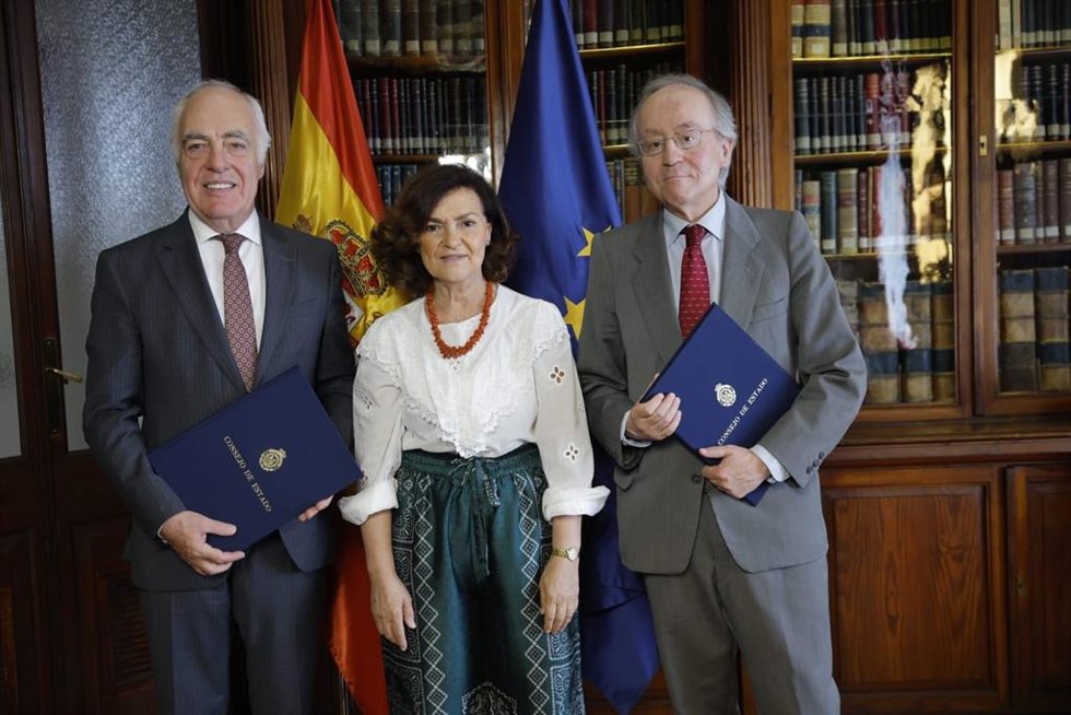 José Luis Rodrigo, Director General De Fundación Ibercaja; Carmen Calvo, Presidenta Del Consejo De Estado, Y Leopoldo Calvo-Sotelo, Secretario General Del Consejo.