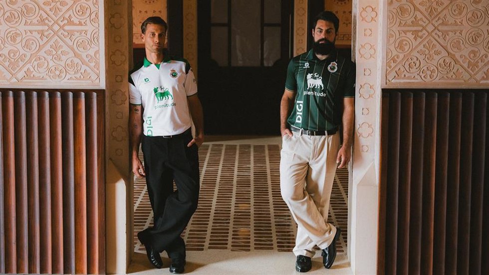 Canales y Villalibre lucen las equipaciones que el Racing vestirá en su regreso a Primera