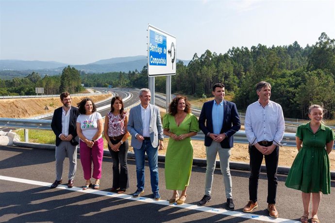 O presidente da Xunta, Alfonso Rueda, acompañado da conselleira de Vivenda e Planificación de Infraestruturas, María Martínez Allegue, participa na posta en servizo do primeiro tramo das obras que culminan a prolongación da Autovía Santiago