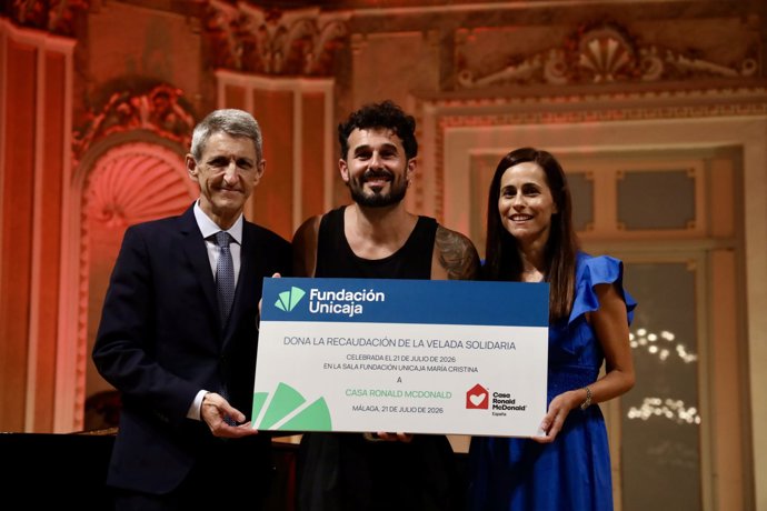 Fundación Unicaja entrega la recaudación de su velada solidaria con Antoñito Molina a la Casa Ronald McDonald