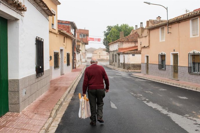 Archivo - Un vecino de la mitad par de la calle Murcia, a 28 de mayo de 2023, en Pozo Cañada, Albacete, Castilla-La Mancha (España).